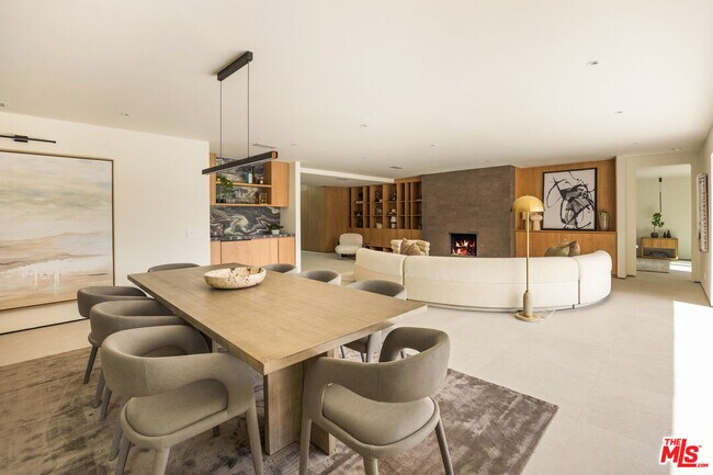 Building Photo - 483 E Santiago Way