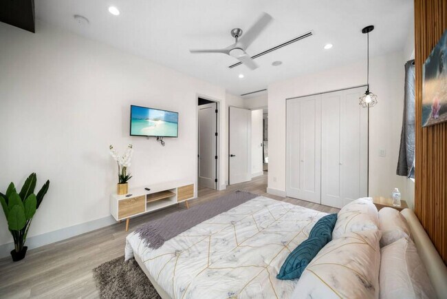 Building Photo - 1514 NE 5th Ct