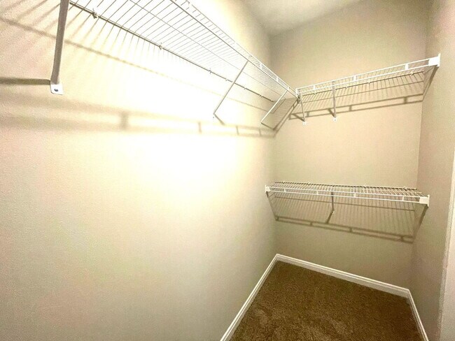 Building Photo - 300 Willow Grv Wy