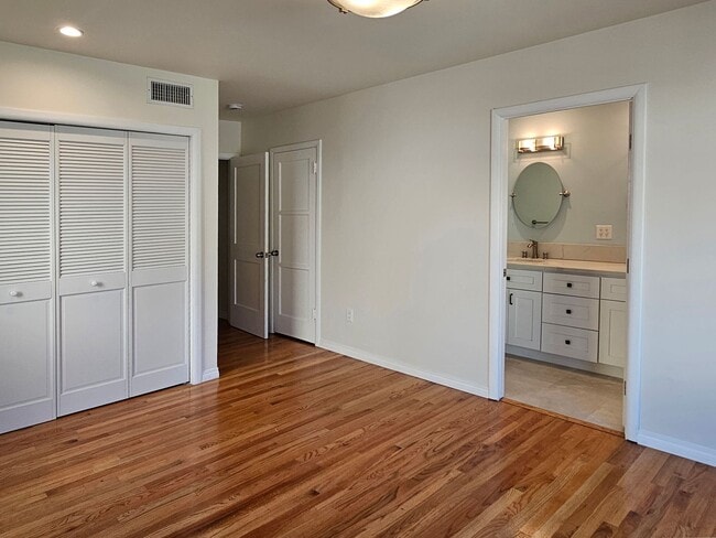 Building Photo - 3 spacious bedrooms and 3 bathrooms in Popular Encino location