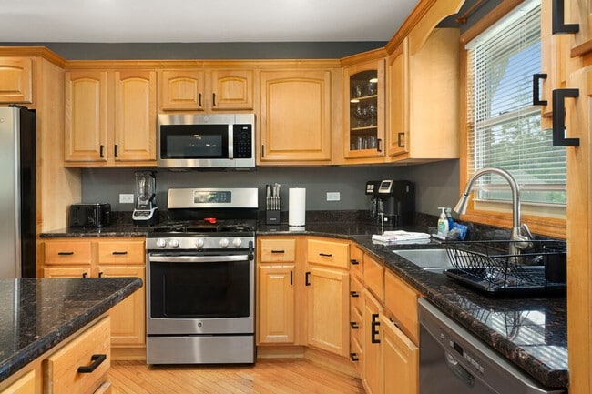 Building Photo - 242 Banbury Ave