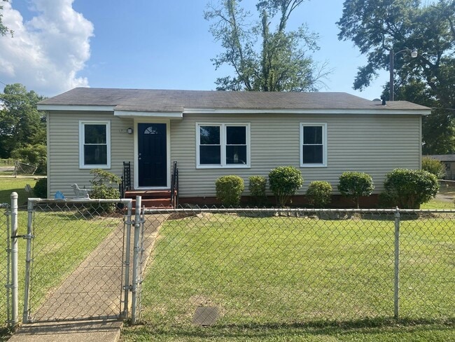Building Photo - Large 4 Bedroom 2 Bath Home