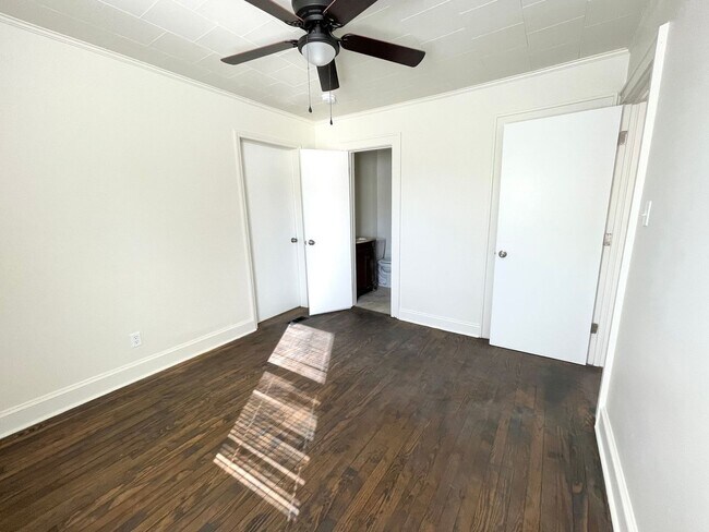 Building Photo - Updated 3 bed 2 bath duplex near downtown ...
