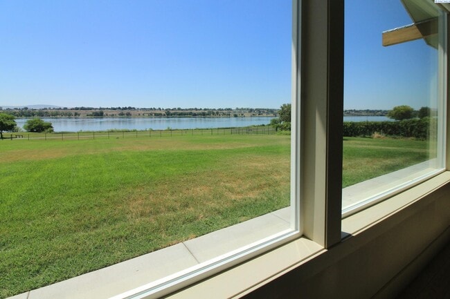 Building Photo - 4 bedroom, 3 Bath Pasco House on the River