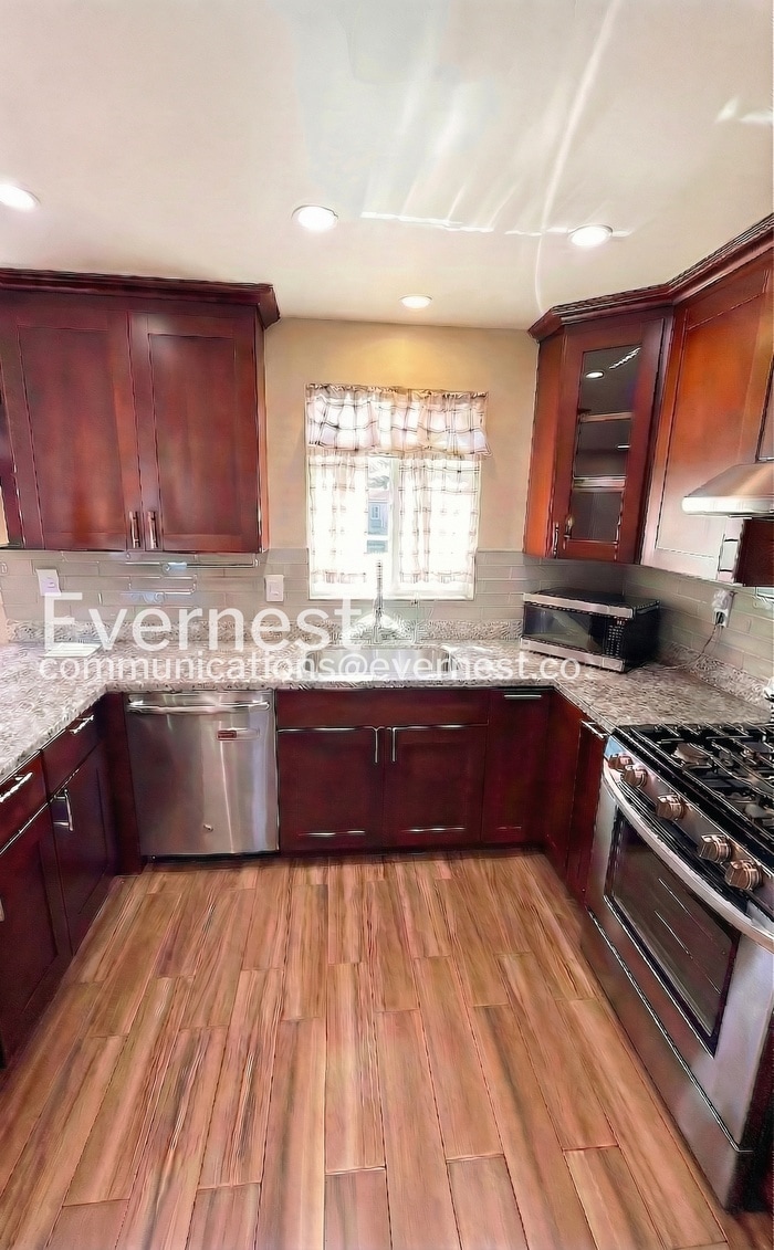 Building Photo - 1936 Shoreview Ave