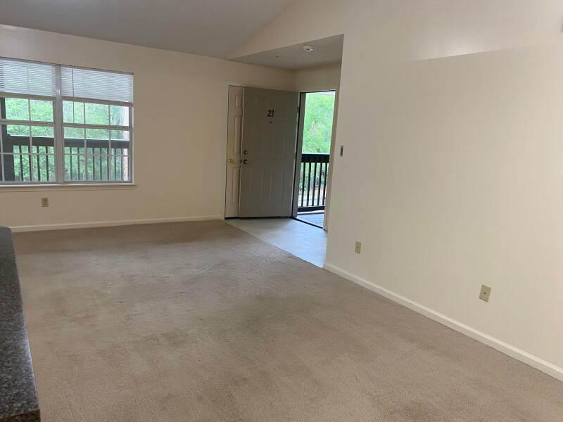 Building Photo - 120 Louise St