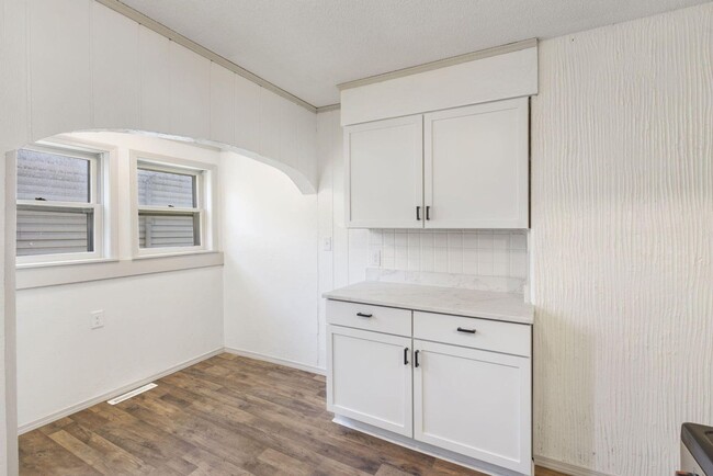 Building Photo - REMODELED 3 Bed | 1 bath | FENCED IN YARD ...