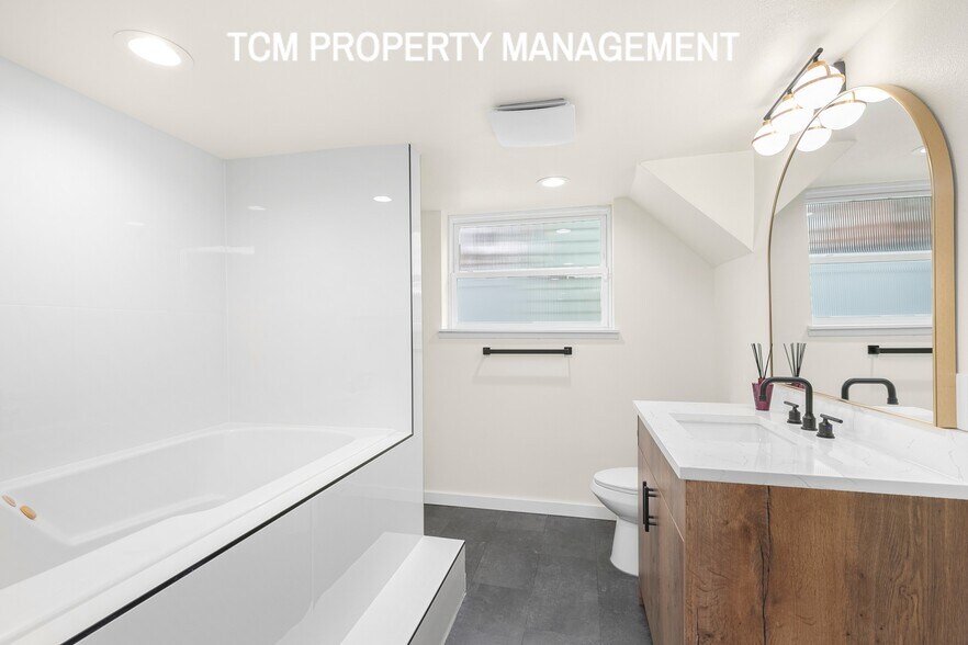 Building Photo - 1121 E Guiberson St