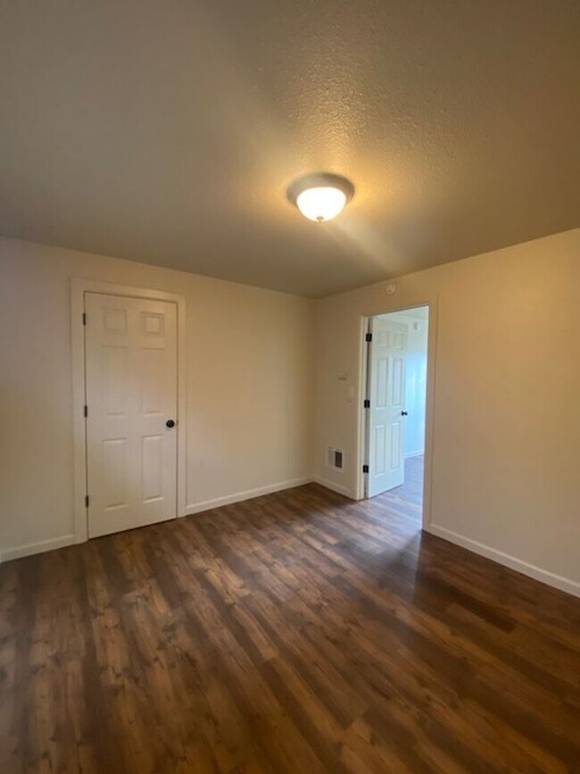 Building Photo - Newly Remodeled 1 Bedroom Apartment!