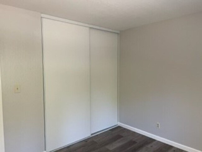 Building Photo - -Spacious 4 Bed 2.5 Bath, House, with Hew Hardwood Floors throughout -