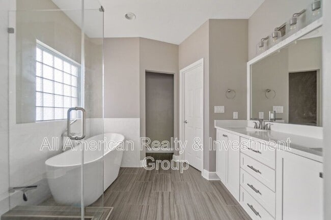 Building Photo - 4301 Hidden Lakes Dr