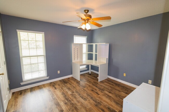 Building Photo - 1802 N Leah Ln