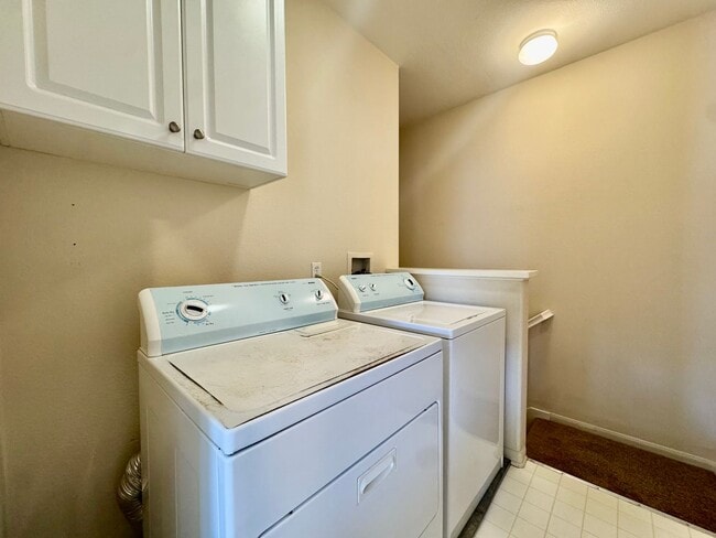 Building Photo - Amazing 2B/2BA w/ Attached 2 Car Garage, W...