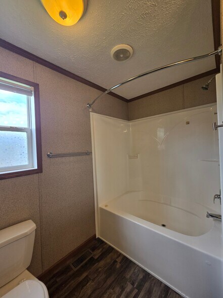 Building Photo - 429 Laurel Leah