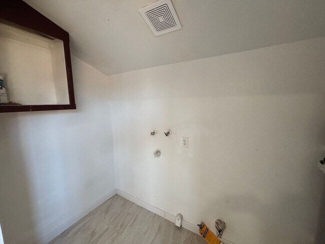 Building Photo - Cozy 2-Bedroom Unit with Fireplace and Utilities Included in Lancaster!