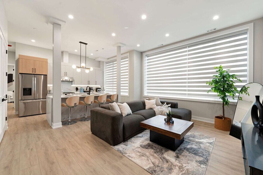 Building Photo - 801 S Western Ave