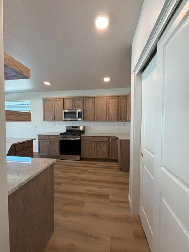 Building Photo - 421 Needlegrass Ln