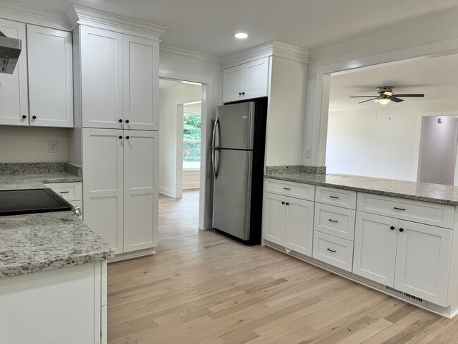 Building Photo - Renovated 3 BR Home in the Heart of Murfreesboro