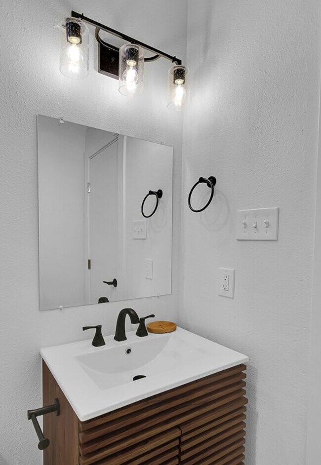 Building Photo - Newly Remodeled 4BD 2BA Home in Waco