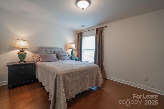 Building Photo - 4938 El Molino Dr