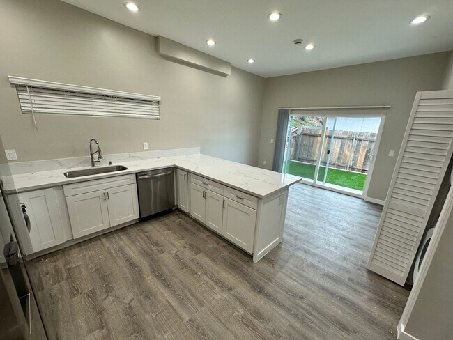 Building Photo - New (2025) 4 Bedroom House with High Ceilings