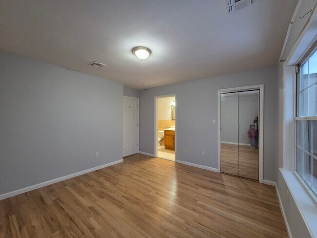 Building Photo - 27 Jewett Ave