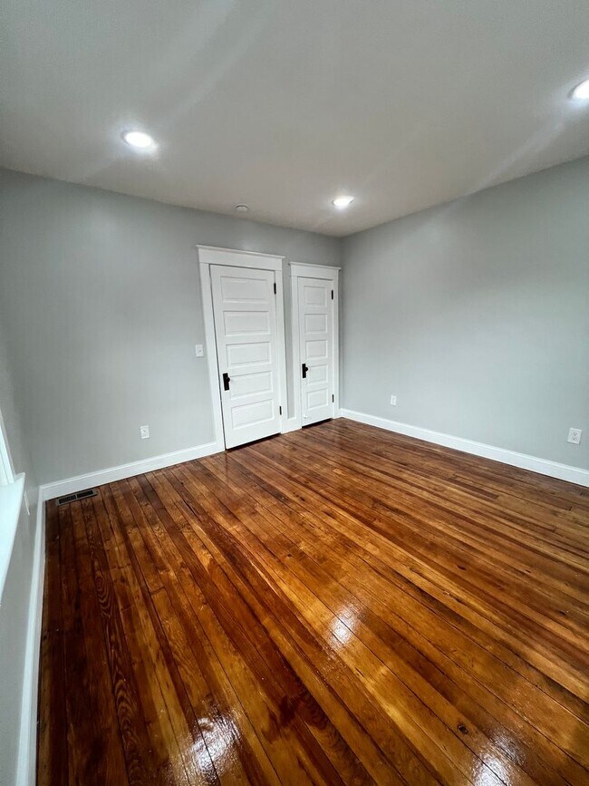 Building Photo - 31 N Poplar St