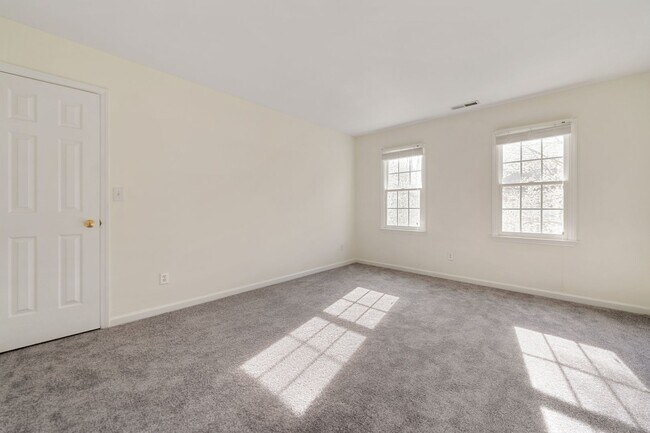 Building Photo - Renovated 4 bed/2.5 bath in Chapel Hill/Carrboro city school district!