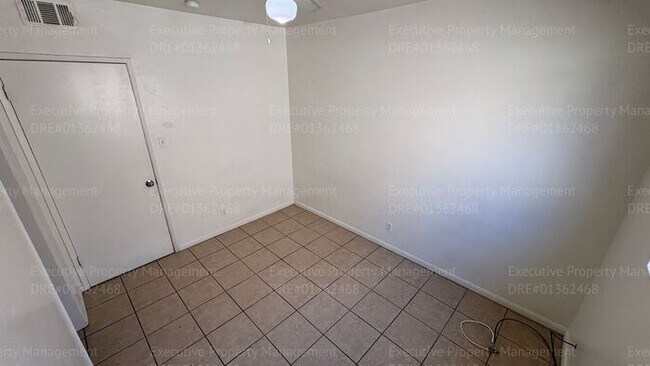 Building Photo - 3 bedroom 1 bathroom house located near E. California Ave/ Mt Vernon Ave