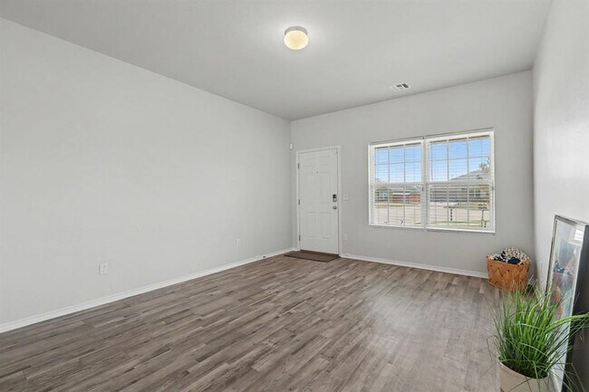 Building Photo - 1007 N Deer Ct Way