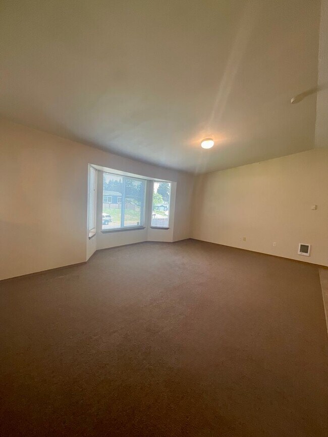Building Photo - Spacious 3 Bedroom, 2 Bathroom Home!