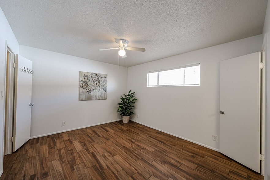 Large primary bedroom with ensuite bath - 3022 N 37th St