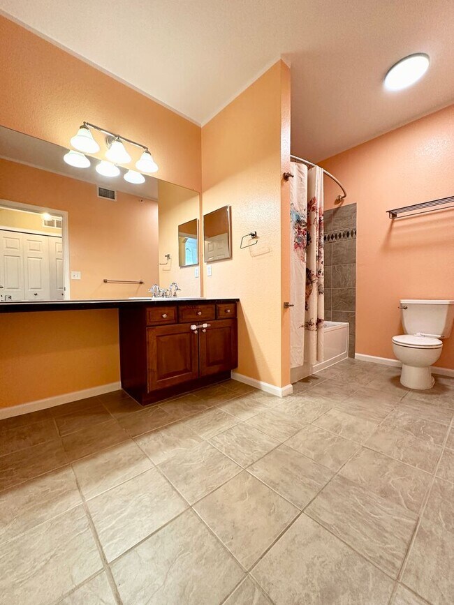 Building Photo - 2 Bedroom 2 Bathroom Top Floor Condo with ...