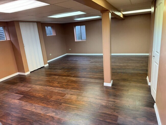 Building Photo - 2404 Kenmore Ct