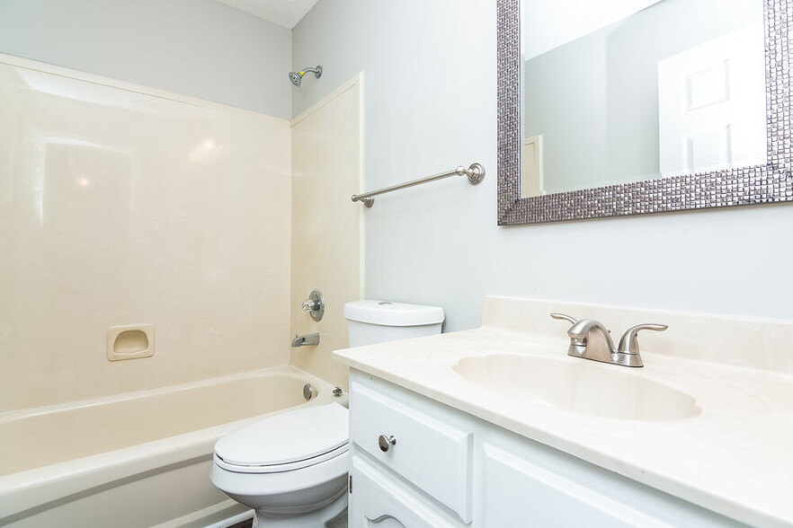 Building Photo - 9785 Kingsridge Dr