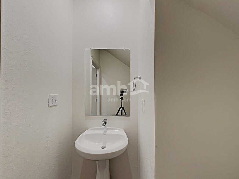 Building Photo - 2710 Lillybrook Ln