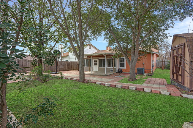 Building Photo - "Cozy 3-Bedroom Retreat with Fireplace Cha...