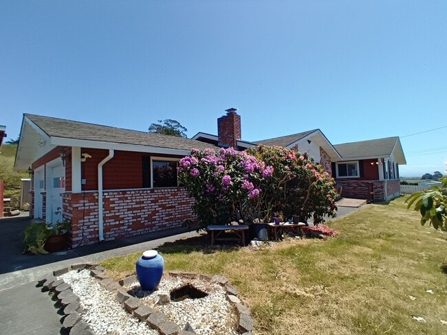 Building Photo - Custom House in McKinleyville with a View!