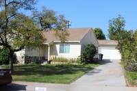 Building Photo - ( ( ( CUTE 4 BEDROOM 2 BATH ONE STORY HOUS...