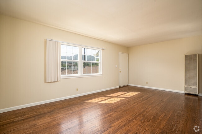 1BR, 1BA - 450SF - Living Room - 1905-1909 W. Alameda