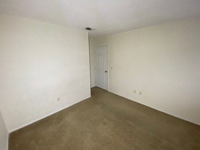 Building Photo - 3/2/2 Deltona available January 5, 2026