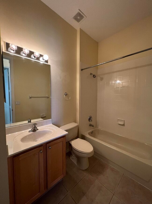 Building Photo - 417 SW Blue Spring Ct