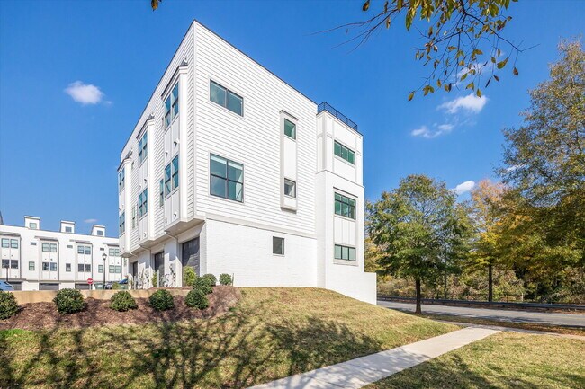 Building Photo - Luxury Living with amazing views!