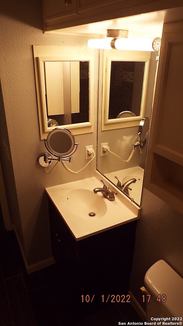 Building Photo - 8032 Laurel Bend