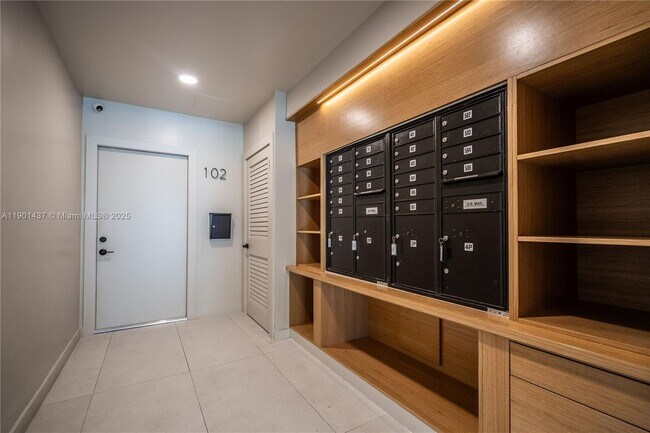 Building Photo - 6960 Rue Vendome