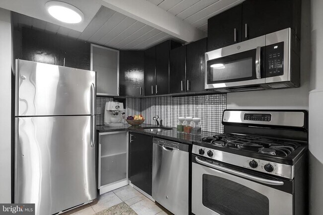 Primary Photo - 1329 Lombard St