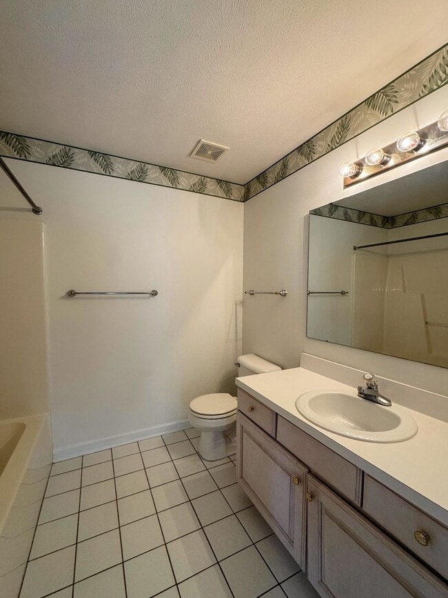 Building Photo - Charming 3 Bed 2.5 Bath Home in Gated Community