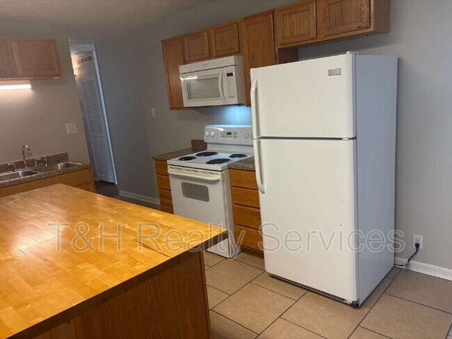 Building Photo - 636 Park Dr