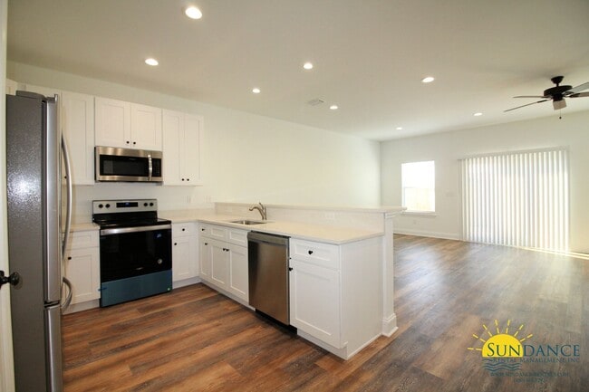 Building Photo - Gorgeous Townhome, near Ferry Park in Fort Walton Beach!