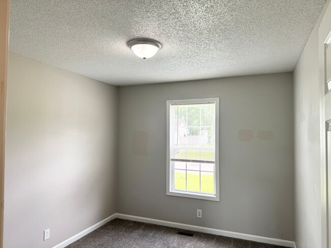Building Photo - **Just listed**